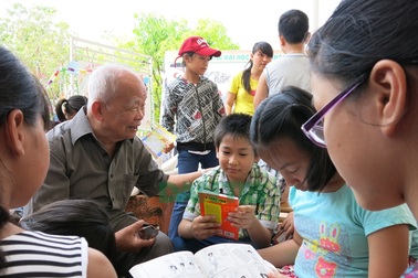 Mở tủ sách khuyến đọc tại Không gian đọc Hội An