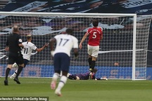 Roy Keane đòi "tẩn" Harry Maguire và De Gea vì bàn thua ngớ ngẩn