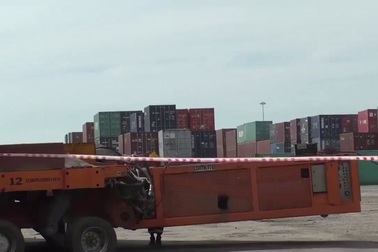 Dàn rơ-mooc tự động “cõng” cần cẩu nặng gần 700 tấn đi hàng trăm mét