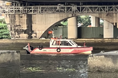 Cảnh sát lặn tìm người bỏ lại xe máy, nghi nhảy cầu Bình Lợi ở TPHCM