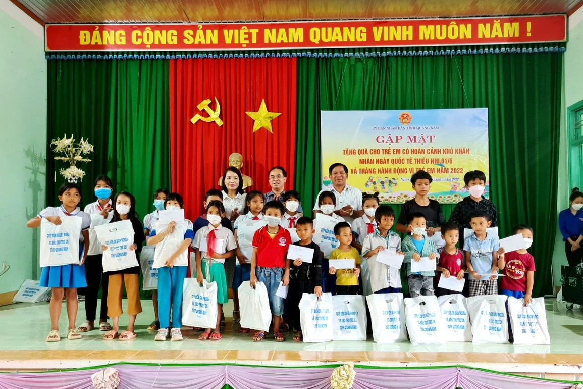 200 suất quà dành tặng trẻ em miền núi có hoàn cảnh đặc biệt khó khăn - 2 200 suất quà dành tặng trẻ em miền núi có hoàn cảnh đặc biệt khó khăn - 2