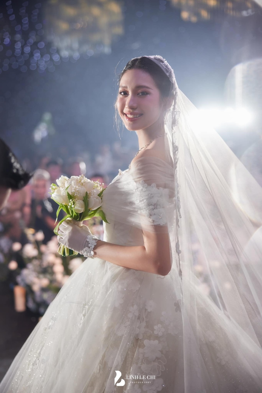 Váy cưới Đoàn Văn Hậu tặng Doãn Hải My được làm trong 680 giờ - 3 Váy cưới Đoàn Văn Hậu tặng Doãn Hải My được làm trong 680 giờ - 3