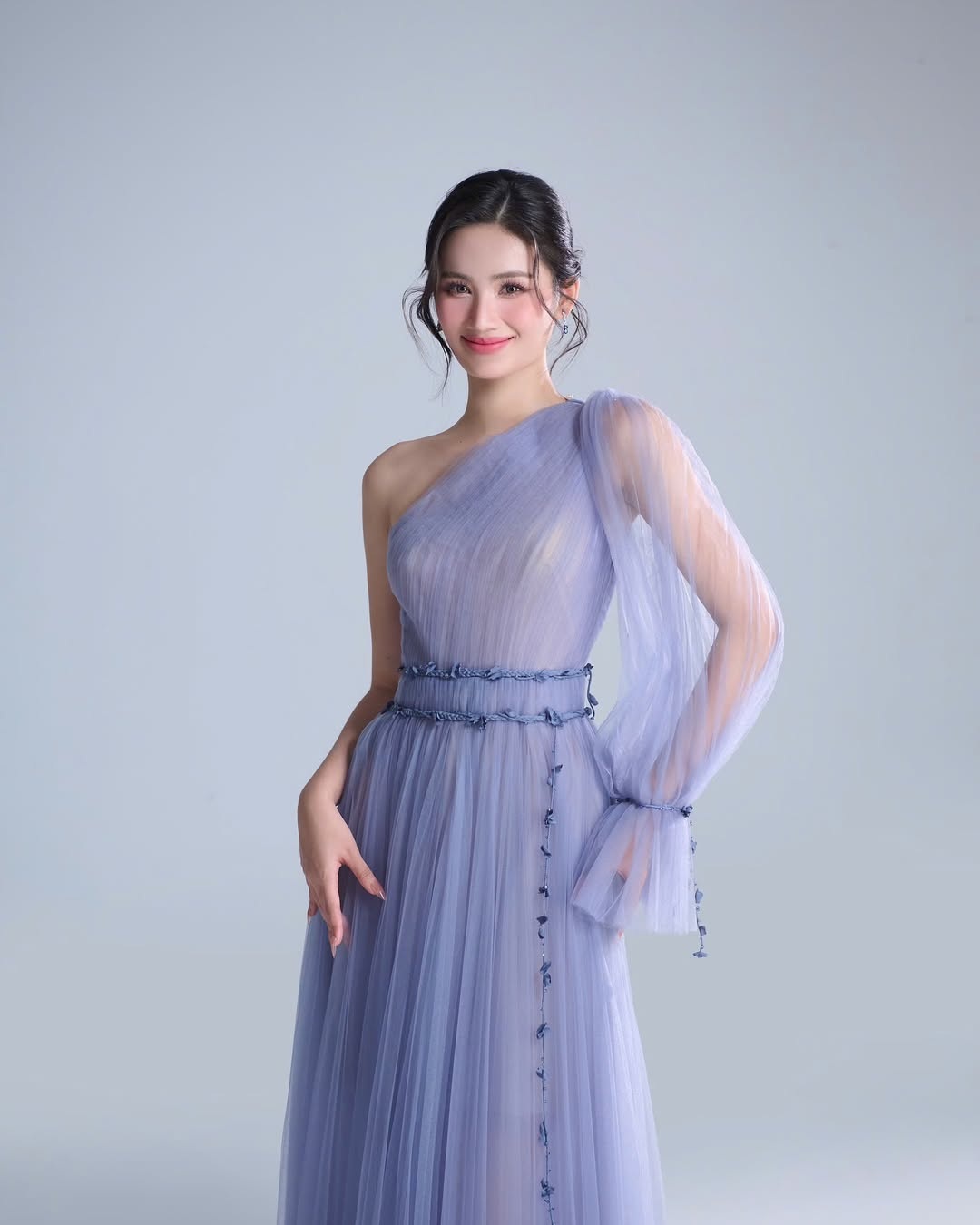 Huynh Tran Y Nhi ទទួលបានពិន្ទុក្នុងការប្រលងបវរកញ្ញាពិភពលោក ដោយសារជំនាញពិសេស - ១ Huỳnh Trần Ý Nhi ghi điểm ở cuộc thi Hoa hậu Thế giới nhờ kỹ năng đặc biệt - 1