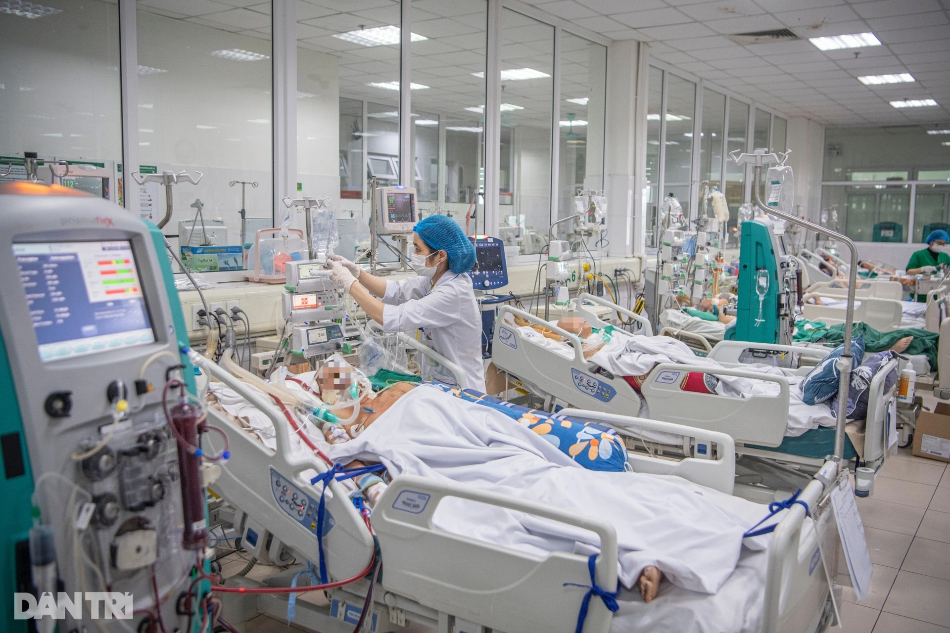 Áp lực giữ sinh mệnh những bệnh nhân cúm đông đặc phổi nặng nhất miền Bắc - 1 Áp lực giữ sinh mệnh những bệnh nhân cúm đông đặc phổi nặng nhất miền Bắc - 1
