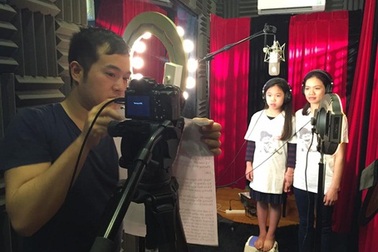 Vợ Trần Lập nắm chặt tay con gái thu âm ca khúc của chồng