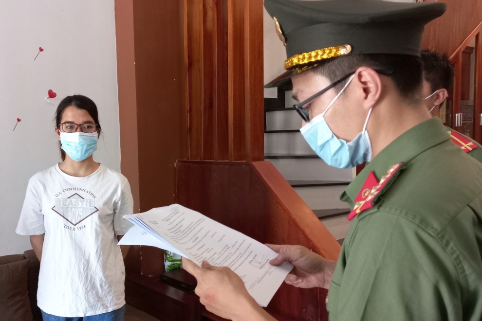 Bắt nữ phiên dịch viên tiếng Trung giúp chuyên gia nhập cảnh trái phép - 1 Bắt nữ phiên dịch viên tiếng Trung giúp chuyên gia nhập cảnh trái phép - 1