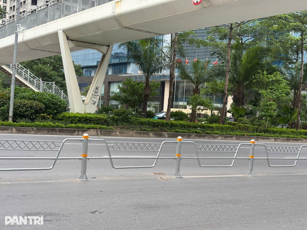 Phân làn đường Võ Chí Công: Ma-nơ-canh đứng cảnh báo, xe máy không tạt đầu - 3