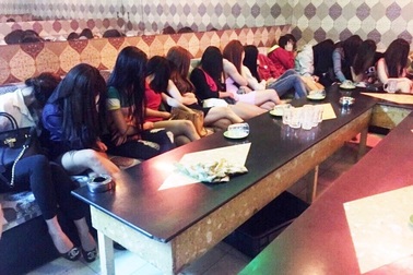 Hơn 40 tiếp viên nhà hàng nhốn nháo bỏ chạy khi bị công an kiểm tra