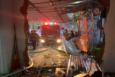 Xe tải tông sập nhà dân, 4 người thương vong