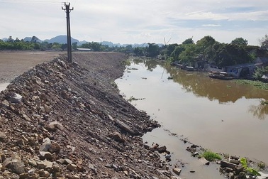 Ninh Bình: Doanh nghiệp xây dựng trái phép, “tiện tay” lấn cả lòng sông Vân!
