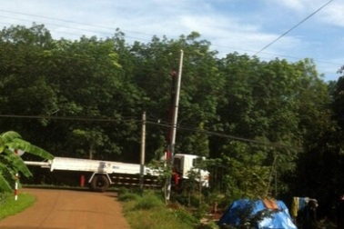 Thi công đường dây hạ thế, một công nhân bị phóng điện cháy tứ chi