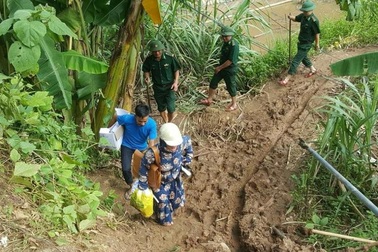 Y bác sỹ vào vùng tâm lũ khám chữa bệnh cho người dân