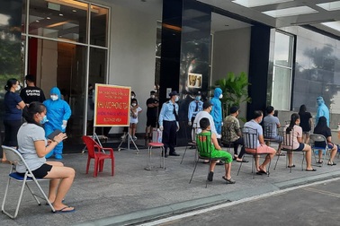 Phong tỏa chung cư, xét nghiệm gần 900 người vì ca bệnh Covid-19