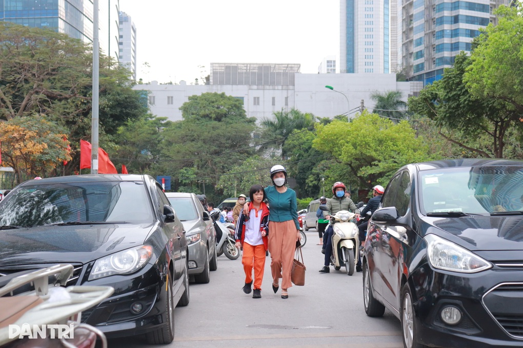 Không có biển cấm, công an khó xử lý ô tô đỗ tràn lan trước cổng trường - 3 Không có biển cấm, công an khó xử lý ô tô đỗ tràn lan trước cổng trường - 3