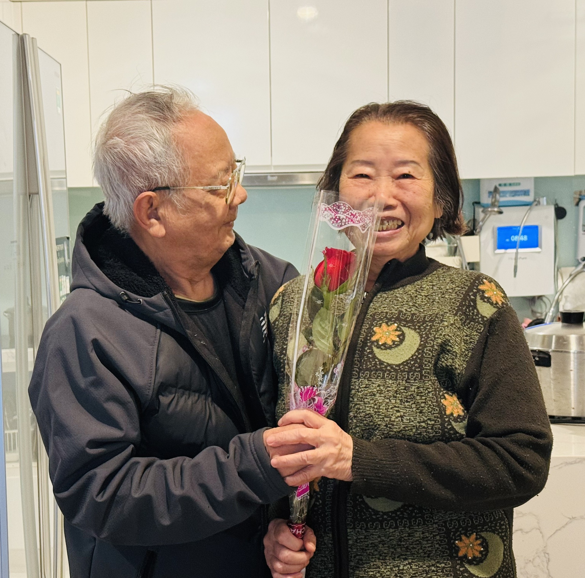 Chuyện tình ông 85 tuổi, bà 80 tuổi ở Hà Nội quen nhau qua ứng dụng hẹn hò - 10 Chuyện tình ông 85 tuổi, bà 80 tuổi ở Hà Nội quen nhau qua ứng dụng hẹn hò - 10