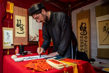 "Ông đồ" người Pháp mặc áo the khăn xếp, cho chữ tại Hà Nội gây "sốt"