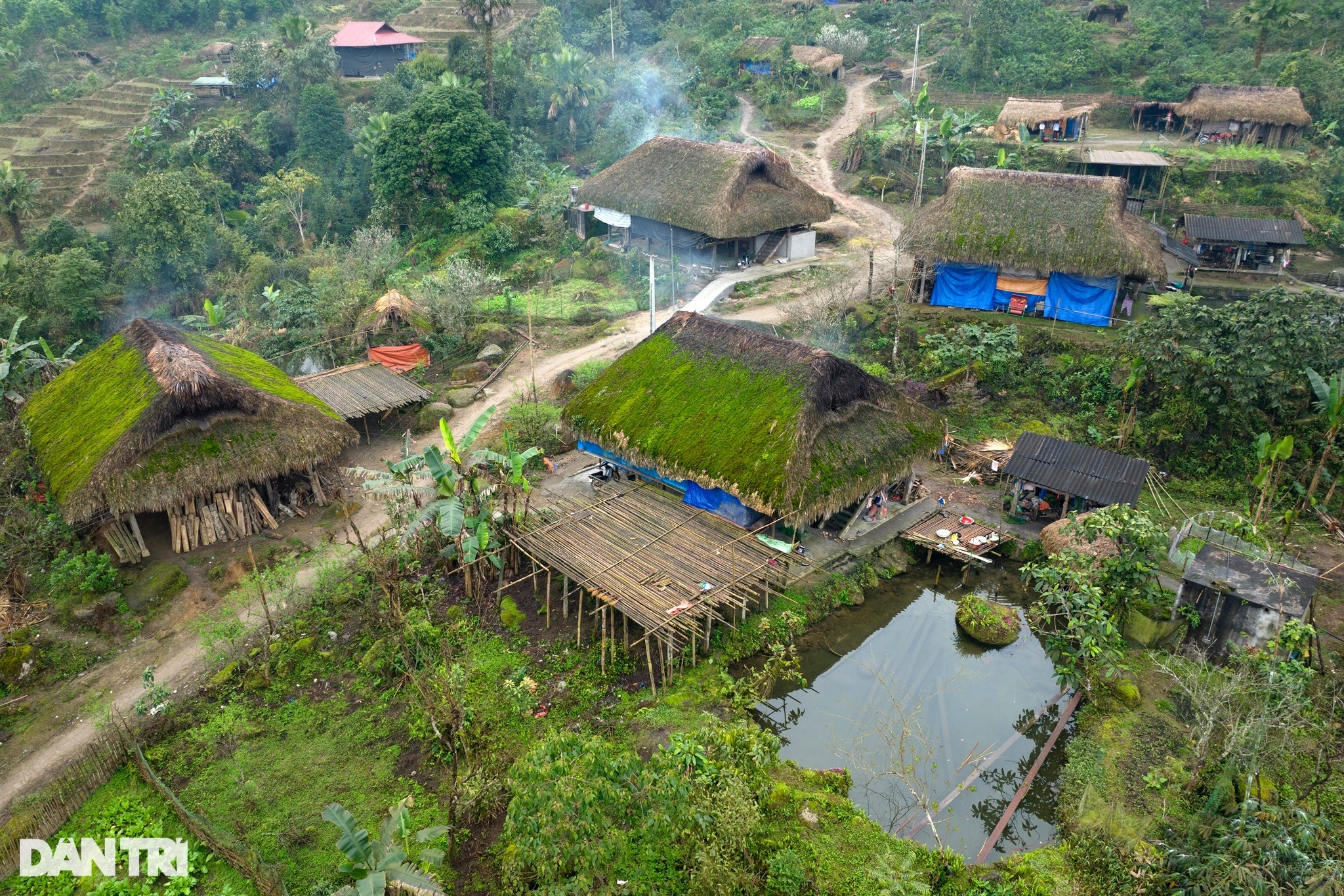 Đẹp lạ bản làng với hàng chục ngôi nhà sàn phủ kín rêu xanh ở Hà Giang - 12