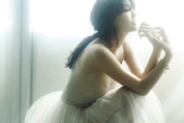 Vẻ nữ tính của Kim So Yeon 