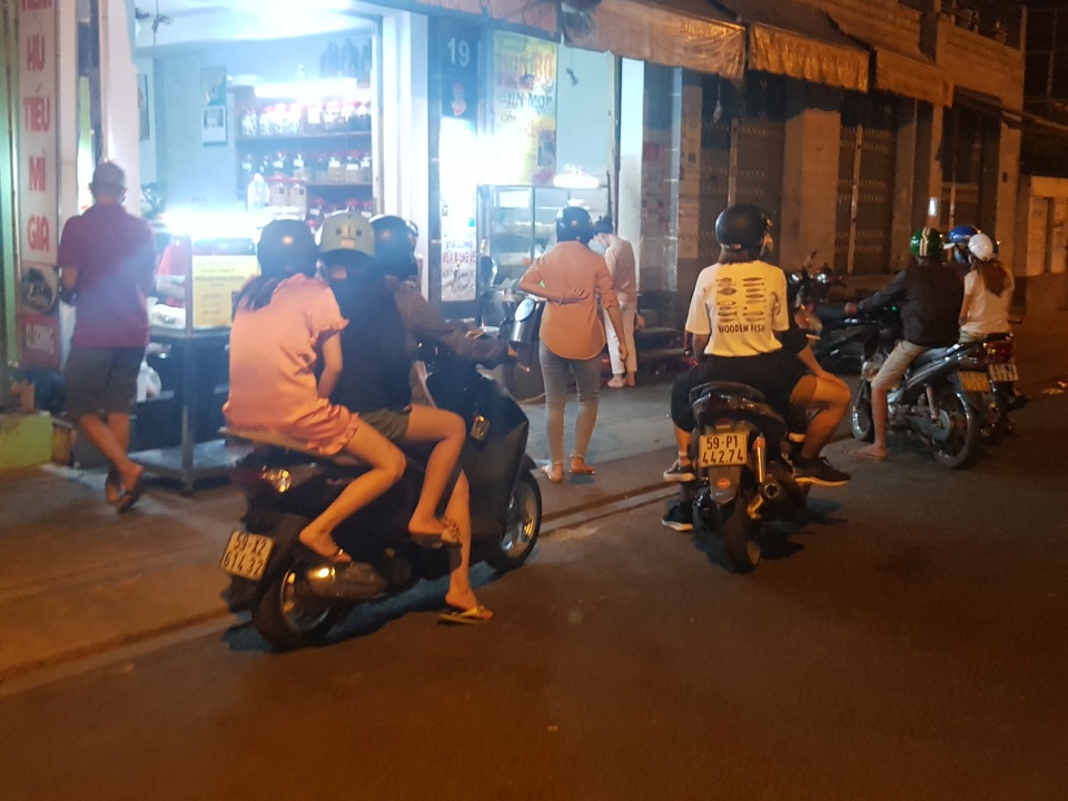 Hàng quán nhộn nhịp.jpg Hàng quán nhộn nhịp.jpg