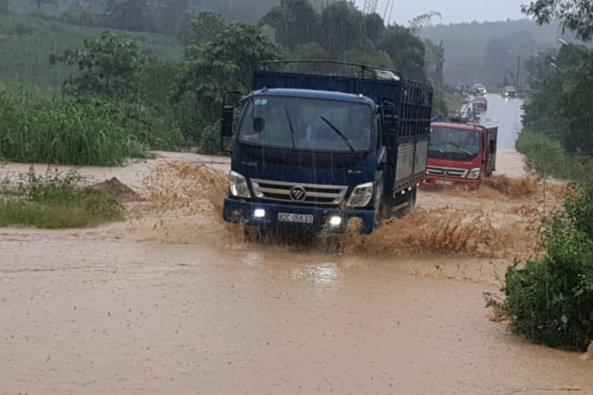 Mưa lớn khiến giao thông từ huyện Sa Thầy đến TP Kon Tum bị chia cắt - 2