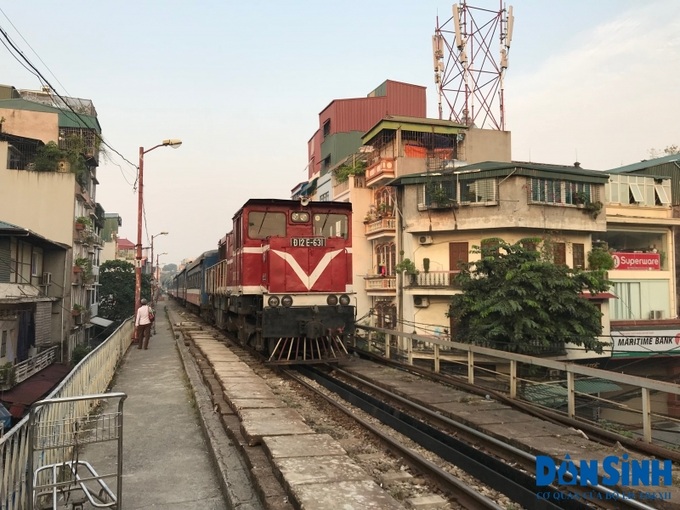 Nghiên cứu, trình cấp có thẩm quyền xem xét, điều chỉnh quy định về niên hạn sử dụng phương tiện giao thông đường sắt.
