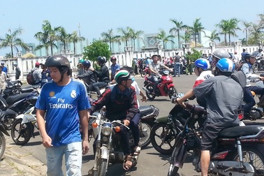 Nhân viên ngân hàng tẩm xăng tự thiêu