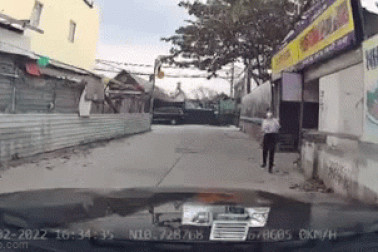 Lan truyền clip tố "nữ trung tá" ném đá xe Mercedes, công an đang xác minh