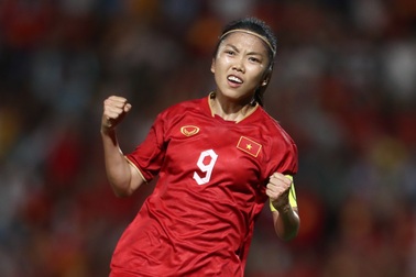 Huỳnh Như bắt chước động tác ăn mừng của Cristiano Ronaldo