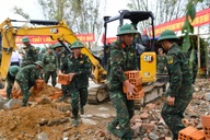 Giúp người dân Hòa Thịnh vực dậy sau lũ lịch sử