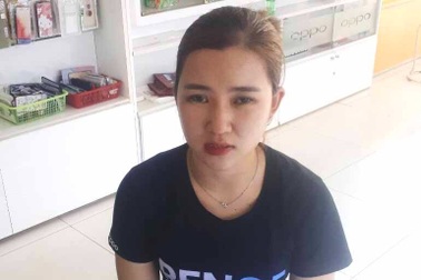 Nữ nhân viên xinh đẹp "thó" 17 chiếc điện thoại của chủ