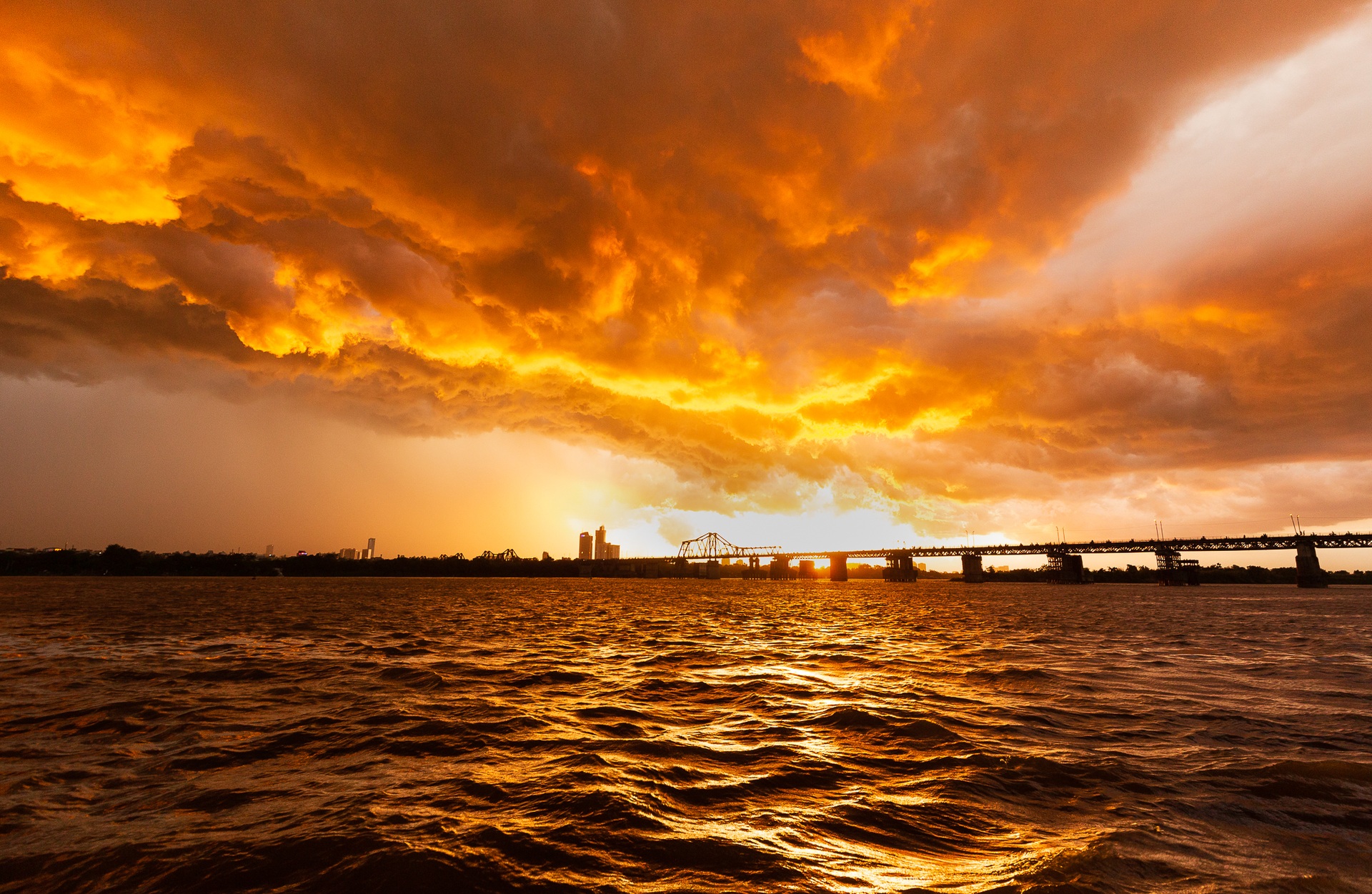 Hình ảnh cơn giông lớn chưa từng thấy bao trùm Hà Nội chiều 26/6 - 2 Hình ảnh cơn giông lớn chưa từng thấy bao trùm Hà Nội chiều 26/6 - 2