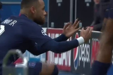 Neymar chế nhạo Erling Haaland bằng cách bắt chước ăn mừng ngồi thiền