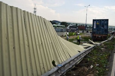 Xe đầu kéo lao vào công trình, công nhân bỏ chạy tán loạn