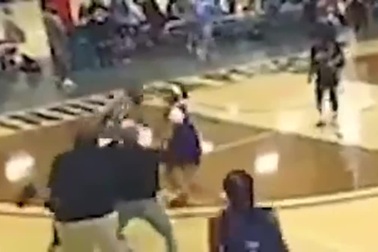 Trong tài bị cả gia đình cầu thủ lao vào đánh bầm dập