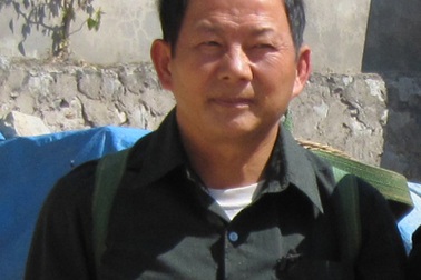 Vừa làm ruộng vừa nghe tường thuật Đại hội XI