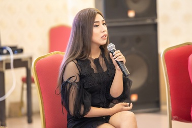 Mẹ đứng trước cửa hàng đêm “canh” cho con trai giả gái ra đường