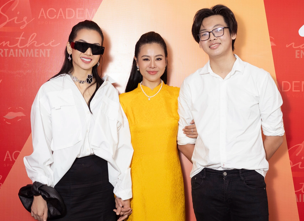 Siêu mẫu Anh Thư đưa con trai cao 1,84m đến mừng Nam Thư lên chức cô giáo - 1 Siêu mẫu Anh Thư đưa con trai cao 1,84m đến mừng Nam Thư lên chức cô giáo - 1