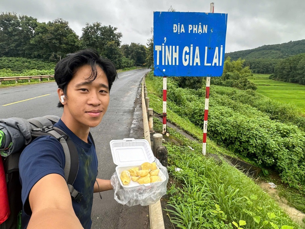 Chàng trai 23 tuổi đi bộ xuyên Việt: Vượt 2.000km, chi tiêu 2 triệu/tháng - 1