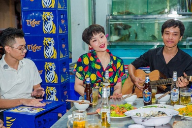 Miu Lê gây bão mạng khi "lộ" clip hát ở quán lề đường