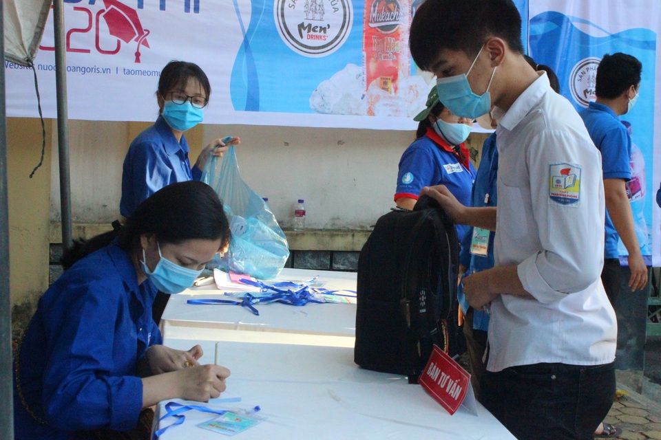 Hà Tĩnh: Hình ảnh đáng nhớ về tình nguyện viên trong kỳ thi tốt nghiệp THPT - 9 Hà Tĩnh: Hình ảnh đáng nhớ về tình nguyện viên trong kỳ thi tốt nghiệp THPT - 9