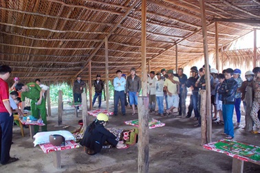 Người đàn ông tự tử trong quán cà phê