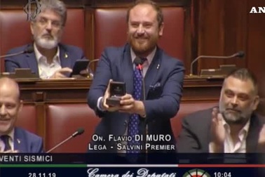 Nghị sĩ Italy bất ngờ cầu hôn bạn gái giữa phiên họp quốc hội