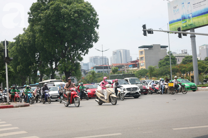 Muôn kiểu chống nóng của người dân Thủ đô ngày nắng gắt 40 độ C - Ảnh 14. Muôn kiểu chống nóng của người dân Thủ đô ngày nắng gắt 40 độ C - Ảnh 14.