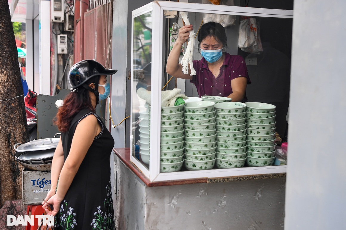 Ngày đầu hàng quán 19 quận huyện ở Hà Nội được mở cửa bán mang về - 14 Ngày đầu hàng quán 19 quận huyện ở Hà Nội được mở cửa bán mang về - 14