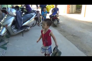 Thầy giáo xây bể dạy học sinh nông thôn tập bơi