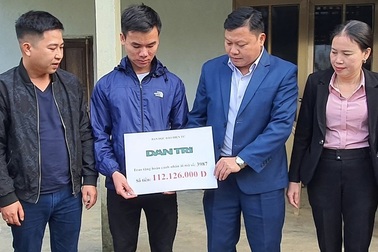 Hơn 112 triệu đồng của bạn đọc giúp cậu sinh viên mồ côi chăm mẹ bệnh tật