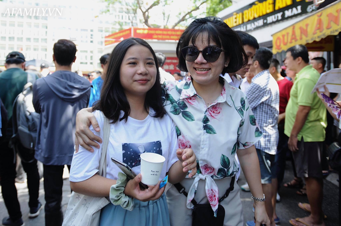 Phụ huynh và thí sinh cười hớn hở sau buổi thi Văn nhưng hài nhất là biểu cảm của nam sinh này: Ra sớm tận 15 phút, quá oách! - Ảnh 9. Phụ huynh và thí sinh cười hớn hở sau buổi thi Văn nhưng hài nhất là biểu cảm của nam sinh này: Ra sớm tận 15 phút, quá oách! - Ảnh 9.