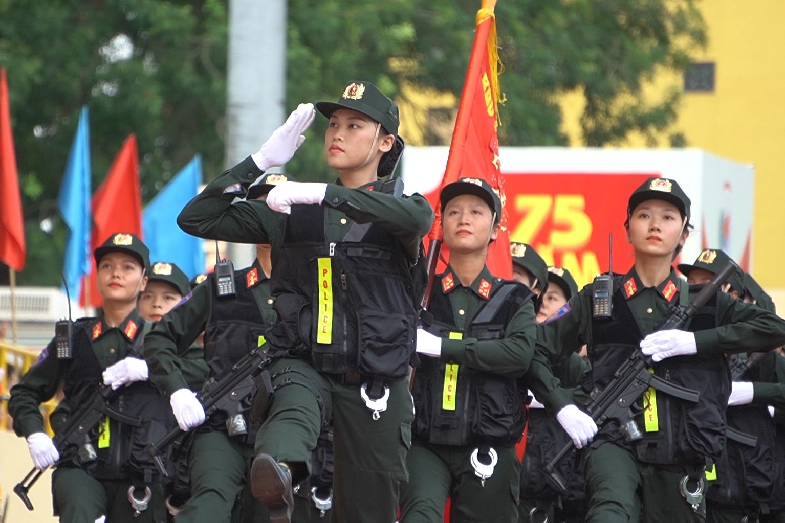 Hàng trăm nữ cảnh sát diễu binh, diễu hành tại Hà Nội