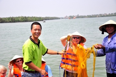 Khách Tây thích thú với tour “Một ngày làm ngư dân”
