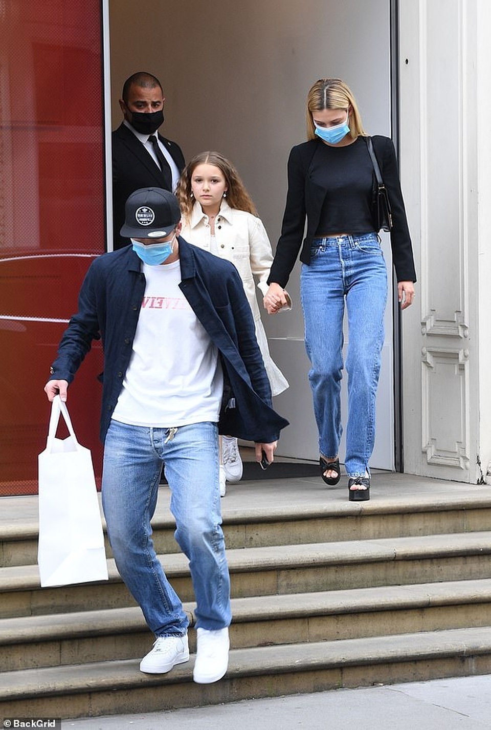 Brooklyn Beckham và con gái tỷ phú đeo khẩu trang đi mua sắm - 3 Brooklyn Beckham và con gái tỷ phú đeo khẩu trang đi mua sắm - 3